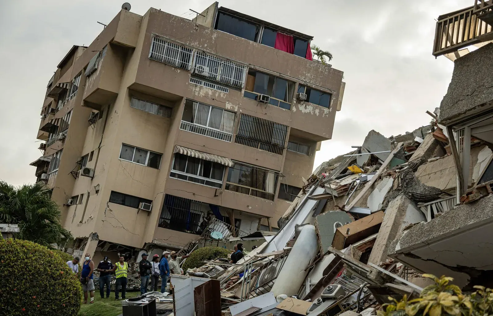 Personas afectadas por terremotos en Venezuela buscando refugio en zonas improvisadas.