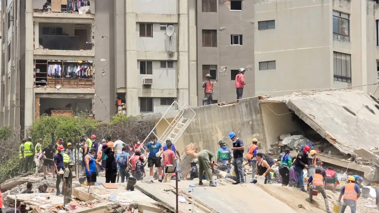 Caracas amaneció este jueves bajo una densa capa de incertidumbre y dolor tras los dos terremotos que sacudieron la ciudad el miércoles. El