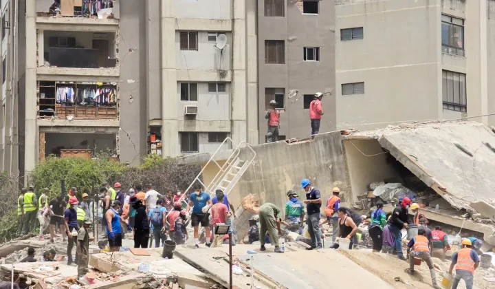 Caracas amaneció este jueves bajo una densa capa de incertidumbre y dolor tras los dos terremotos que sacudieron la ciudad el miércoles. El