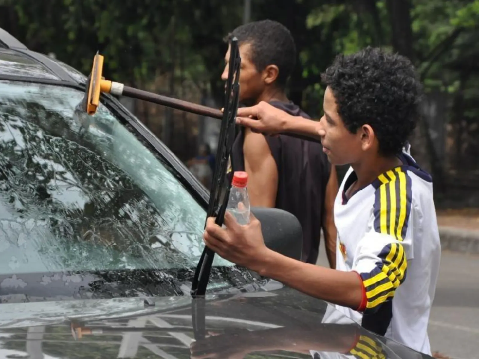 Niños en situación de vulnerabilidad en un entorno urbano venezolano.