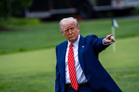 Trump cumple 80 años bajo escrutinio sobre su salud y capacidad para gobernar