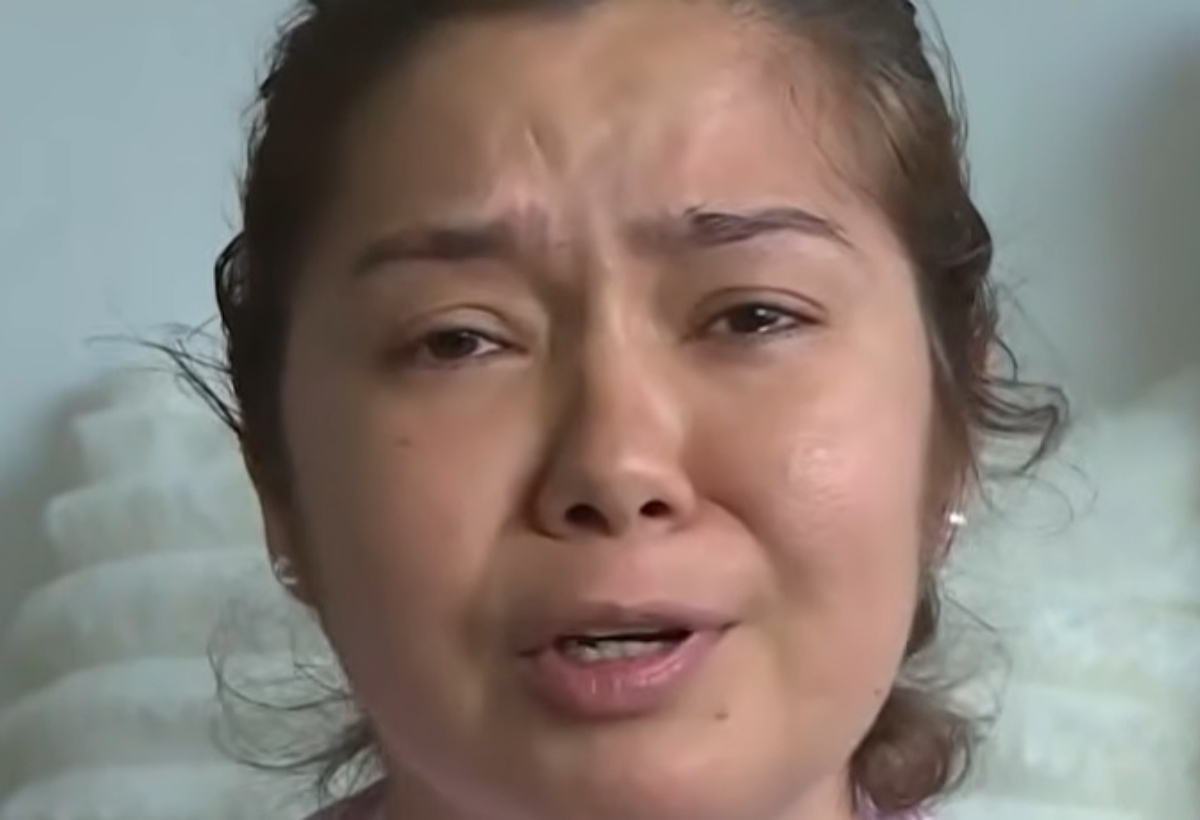 Mujer venezolana visiblemente afectada por su estado de salud en un entorno urbano de Caracas.