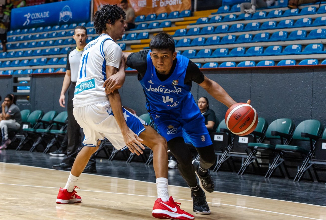 Jugadores de baloncesto de Venezuela y Puerto Rico compitiendo en la Americup U18