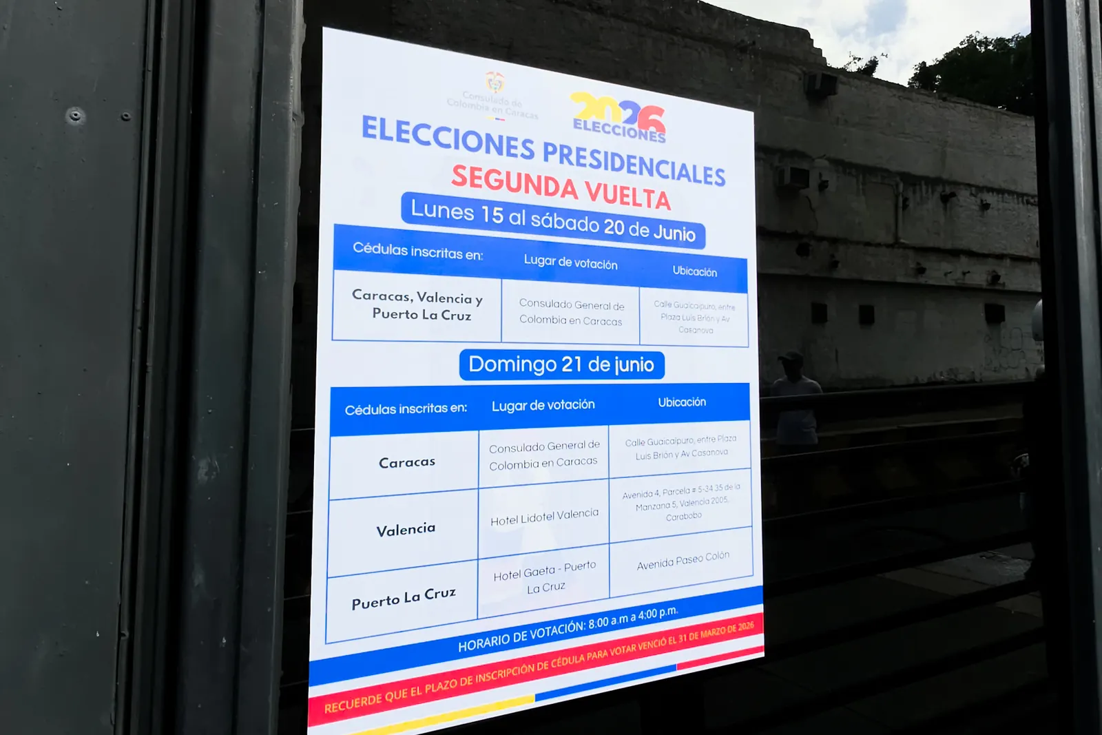 Colombianos en el consulado de Colombia en Caracas, Venezuela, votando en la segunda vuelta presidencial.