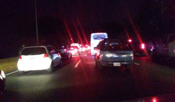 Oscuridad en la Autopista Gran Mariscal de Ayacucho genera alarma entre conductores