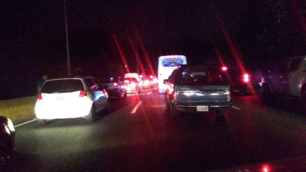 Oscuridad en la Autopista Gran Mariscal de Ayacucho genera alarma entre conductores