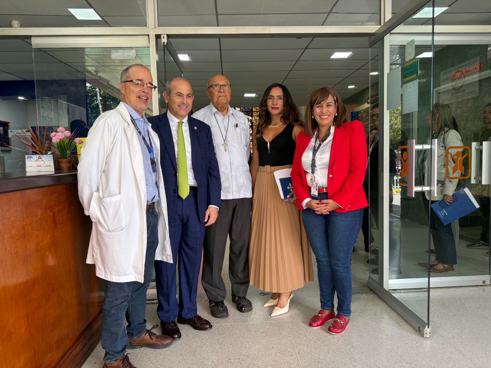 Representantes de Bancamiga y el Hospital San Juan de Dios durante un acto de entrega de donación.