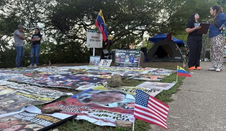 La protesta de familiares de presos políticos frente a la Embajada de Estados Unidos en Caracas ha alcanzado los 12 días de duración. El cam