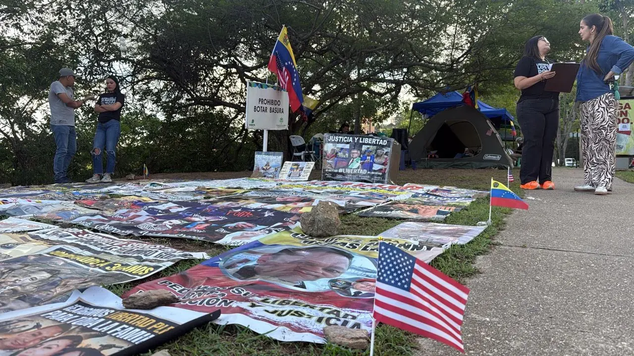 La protesta de familiares de presos políticos frente a la Embajada de Estados Unidos en Caracas ha alcanzado los 12 días de duración. El cam