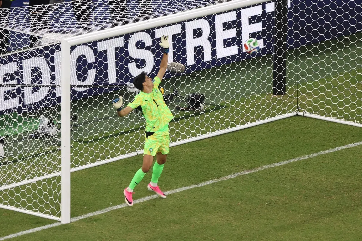 El portero de Marruecos Yassine Bounou celebra tras detener un penal clave contra Países Bajos en el partido del Mundial.