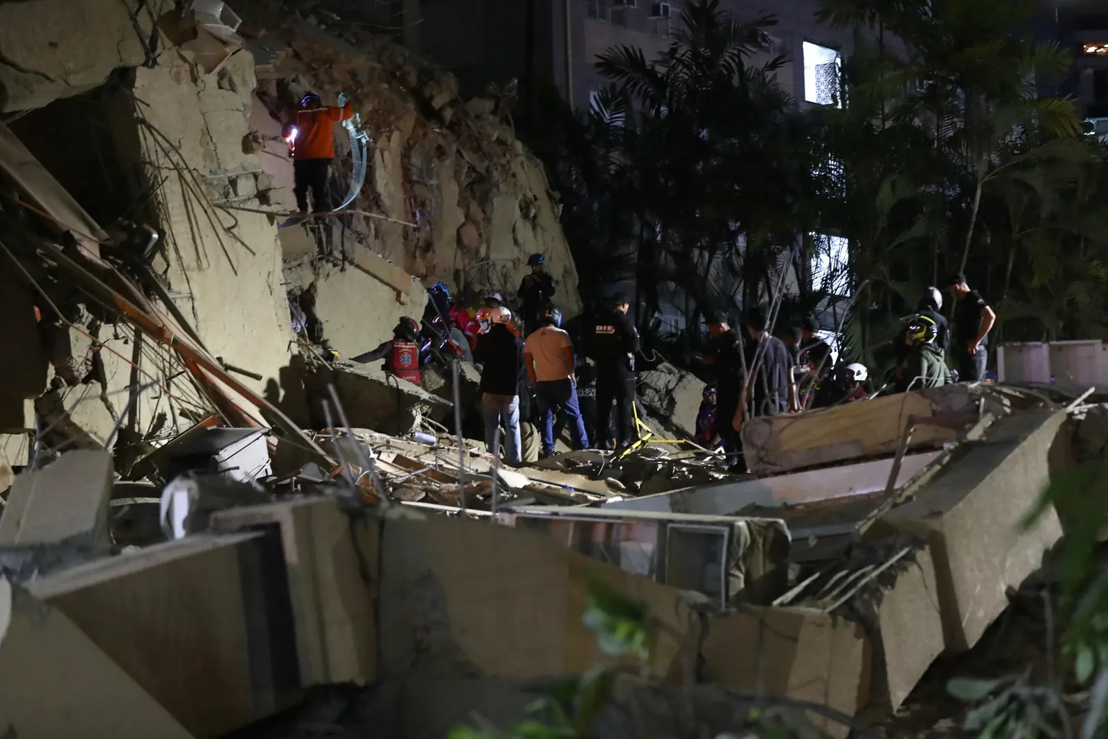 Equipos de rescate internacionales listos para viajar a Venezuela.