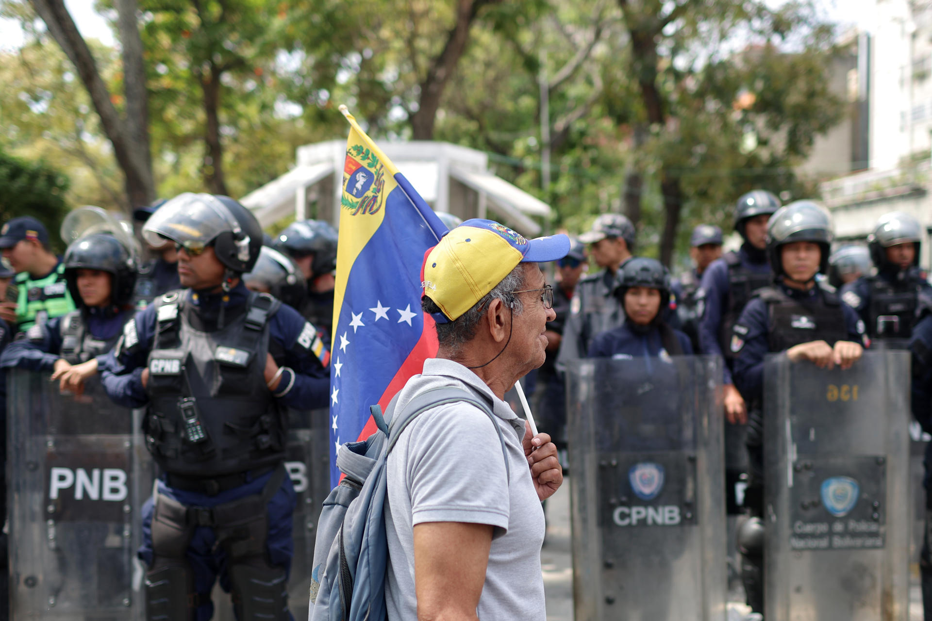 Miembros de la organización Laboratorio de Paz presentando un informe sobre la situación política en Venezuela.