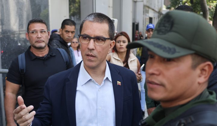 Arreaza llama a un «diálogo venezolanista» y critica la oposición por «insultos