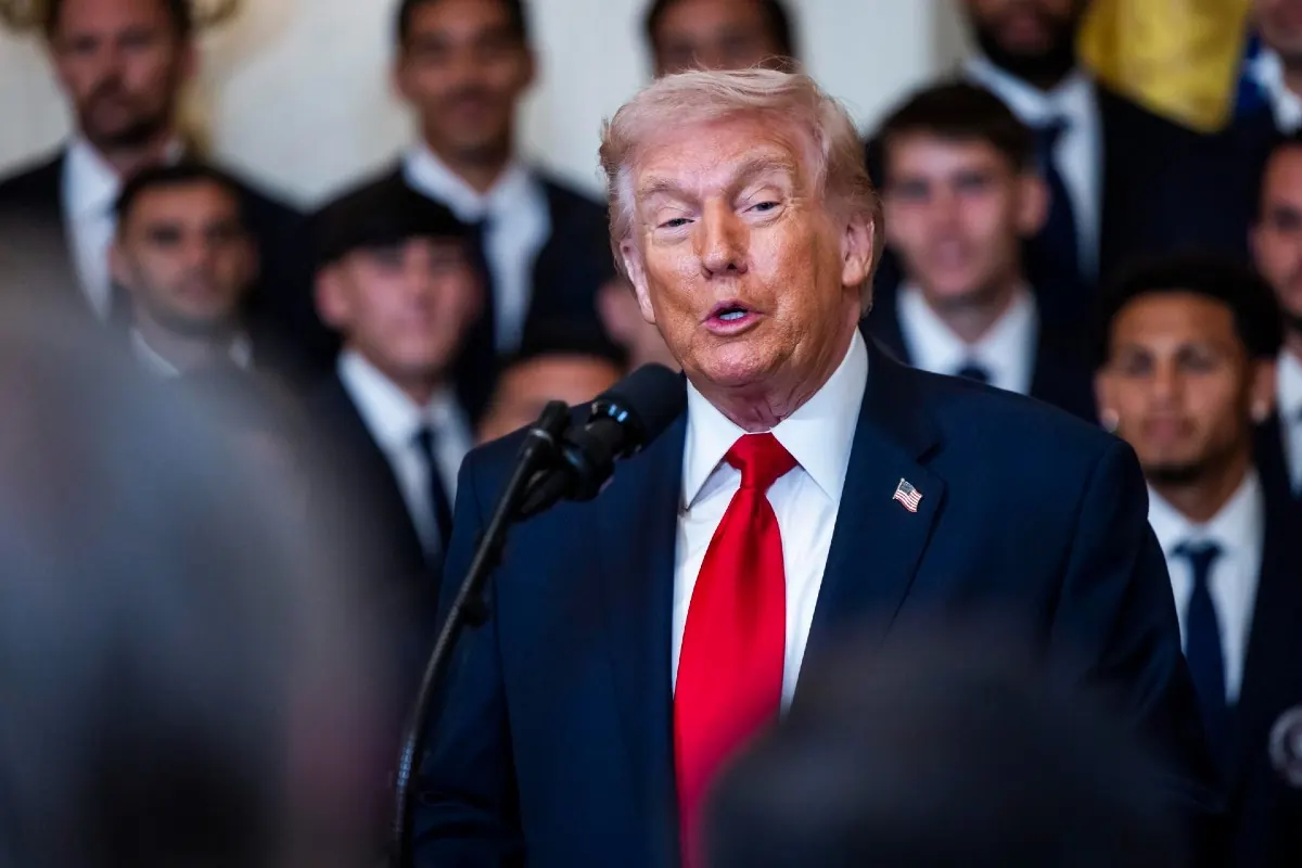 Donald Trump durante una conferencia de prensa, hablando sobre la expansión de operaciones petroleras internacionales en Venezuela.