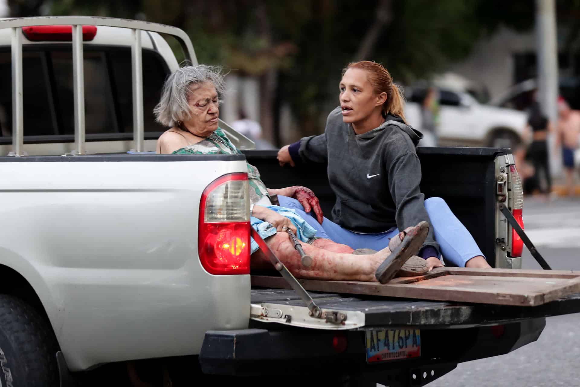 Personas durmiendo en colchones y colchonetas sobre el asfalto en la calle en Venezuela, a causa de un sismo.