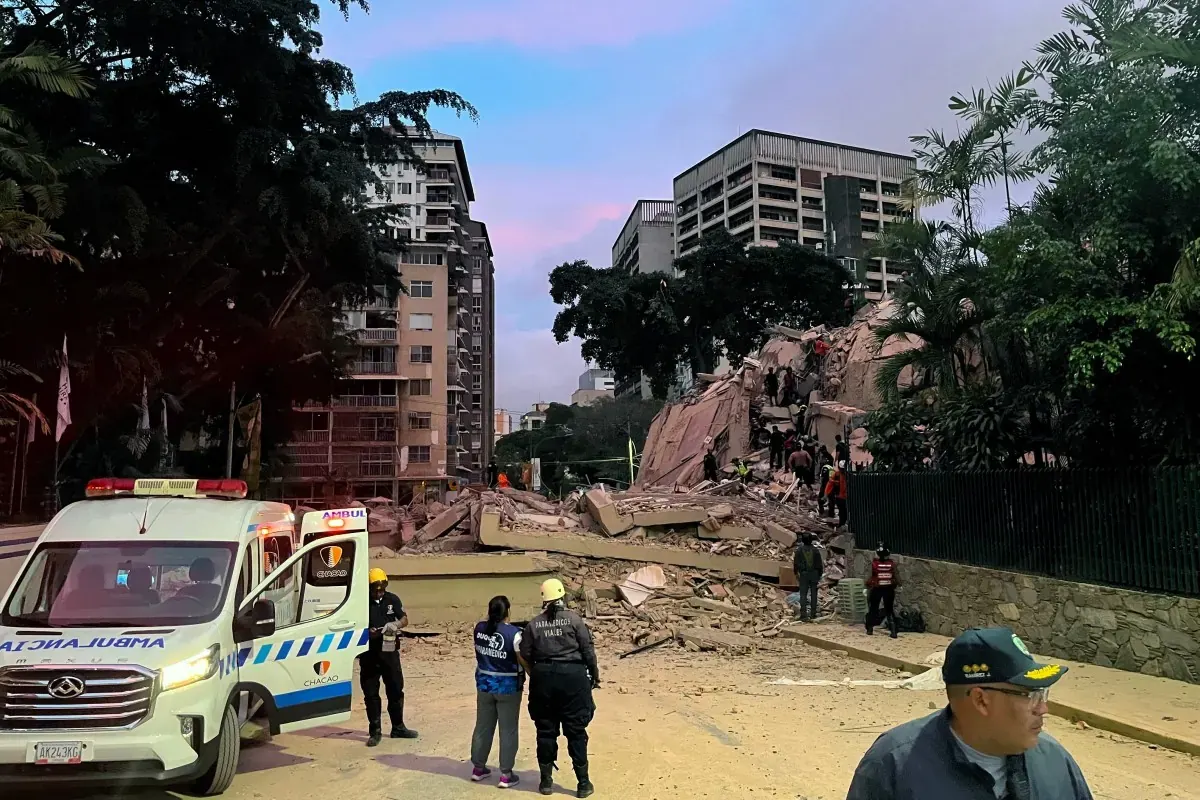 Aeropuerto Internacional de Maiquetía Simón Bolívar en Venezuela con daños visibles tras terremoto.