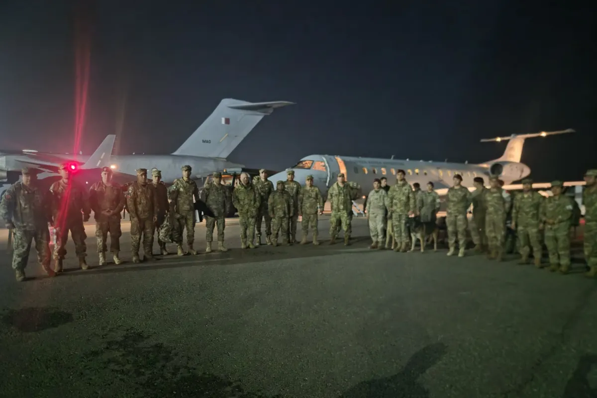 Personal de rescate argentino desembarcando de un avión en Venezuela