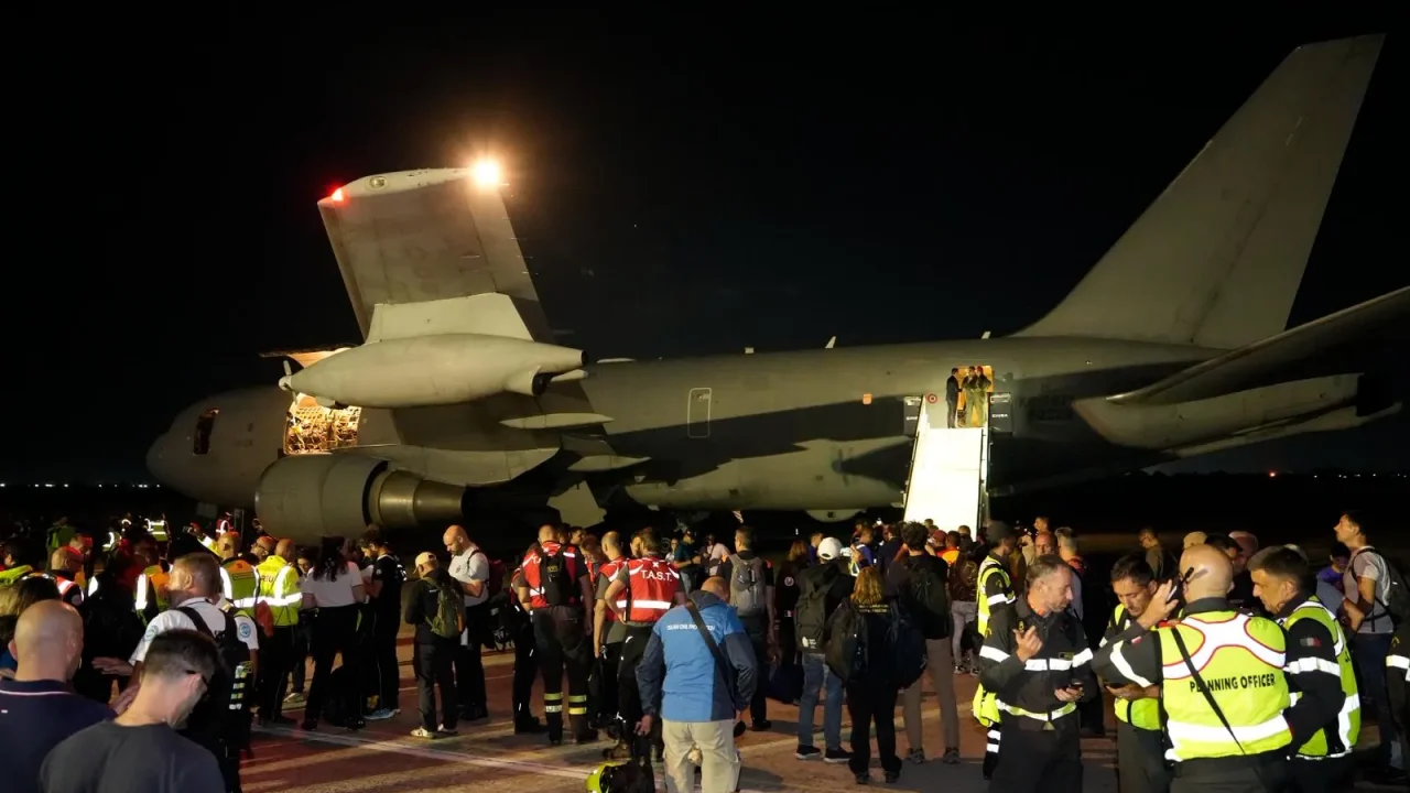 Misión humanitaria italiana llega a Venezuela con equipo de rescate y médicos