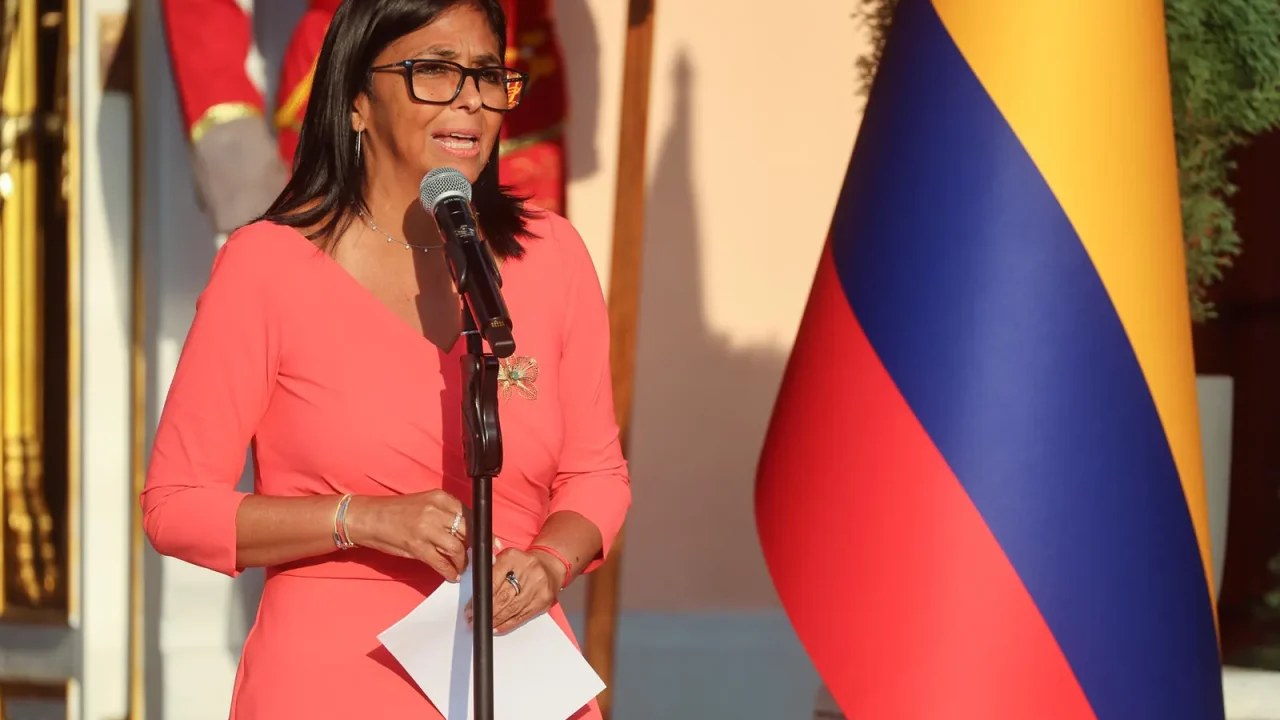 La presidenta encargada de Venezuela, Delcy Rodríguez, lideró un acto en el Palacio de Miraflores para condecorar al equipo que representó a