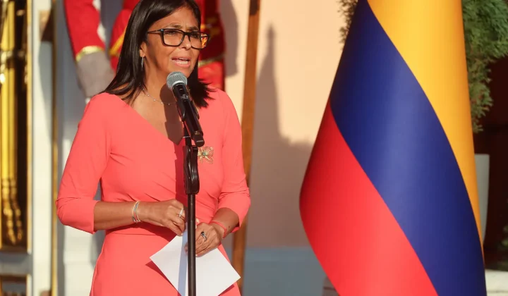 La presidenta encargada de Venezuela, Delcy Rodríguez, lideró un acto en el Palacio de Miraflores para condecorar al equipo que representó a