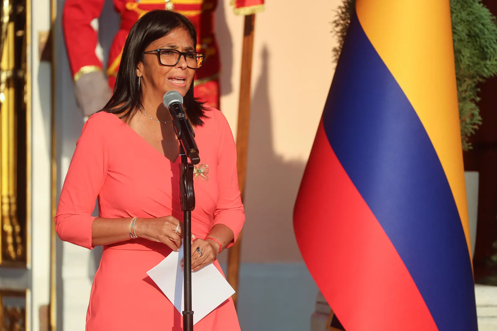 La presidenta encargada de Venezuela, Delcy Rodríguez, entrega una condecoración a un miembro del equipo que defendió al país ante la Corte Internacional de Justicia por el caso