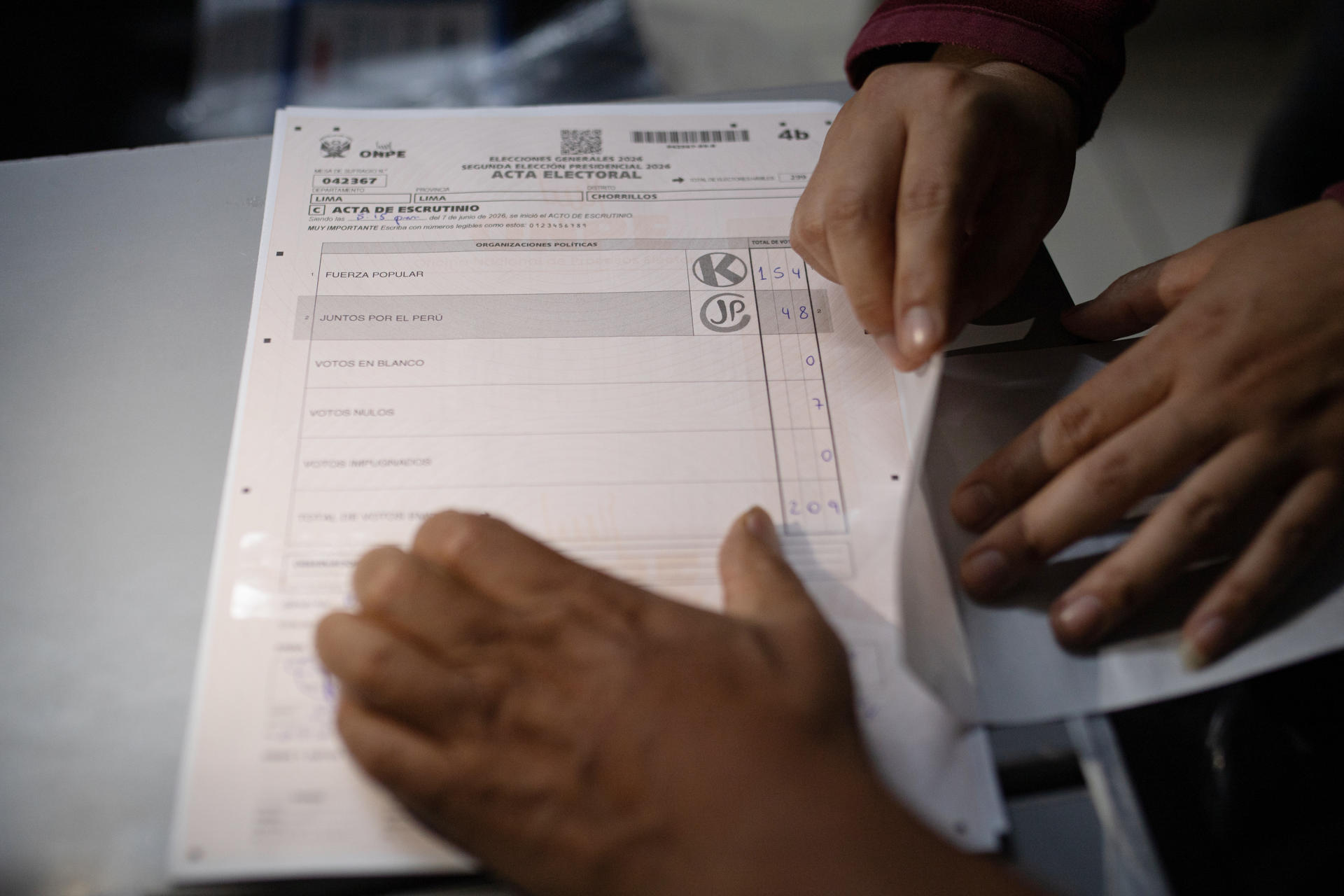Votantes peruanos emiten su sufragio en un centro de votación durante la segunda vuelta presidencial.