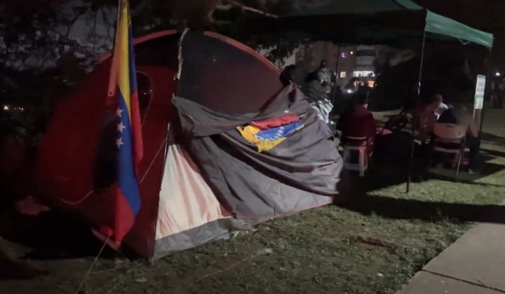 Familiares de Presos Políticos Acampan Frente a Embajada de EE. UU. Exigen Liberaciones Tras Meses de Vigilia