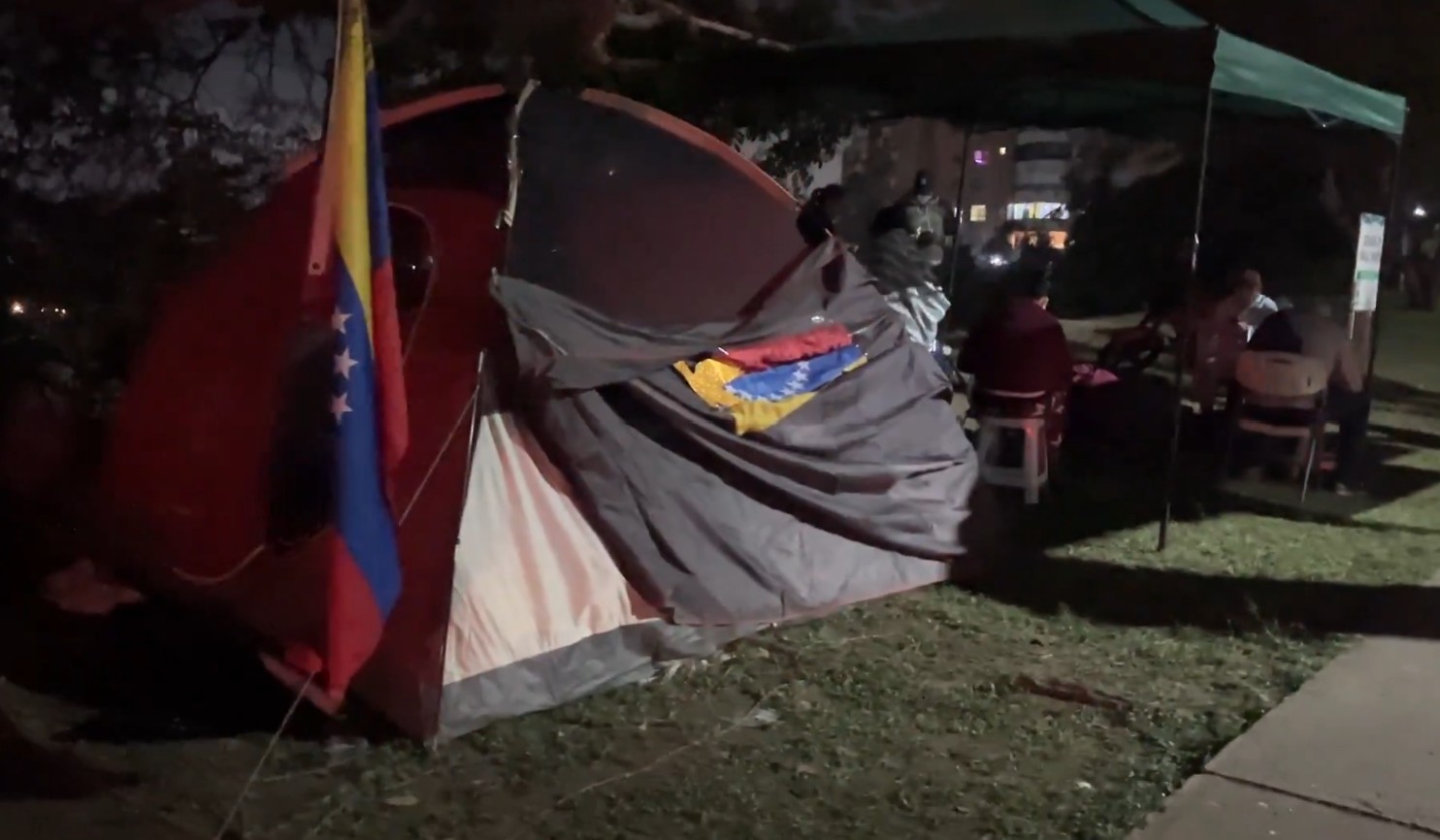 Familiares de presos políticos venezolanos reunidos en un campamento pacífico frente a la Embajada de Estados Unidos en Caracas.
