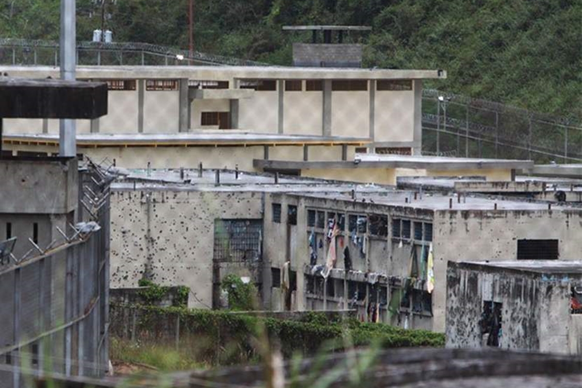 Un grupo de reclusos dentro de una celda en una cárcel venezolana, con personal médico atendiendo a uno de ellos.