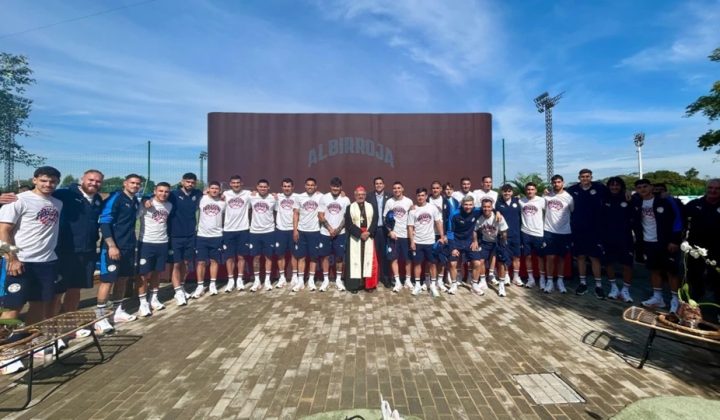 En un emotivo acto de fe y apoyo, el cardenal Adalberto Martínez, máxima autoridad de la Iglesia Católica en Paraguay, entregó rosarios y be