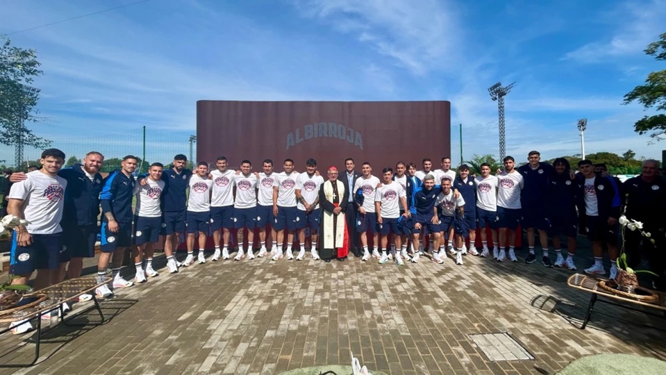 En un emotivo acto de fe y apoyo, el cardenal Adalberto Martínez, máxima autoridad de la Iglesia Católica en Paraguay, entregó rosarios y be