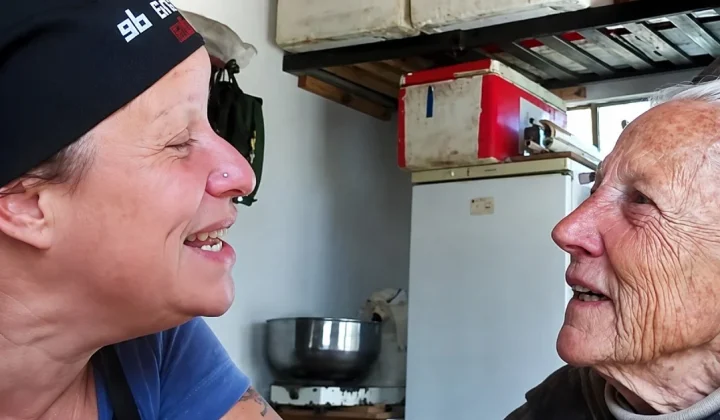 Madre con Alzheimer conmueve al cantar el cumpleaños feliz venezolano en Argentina