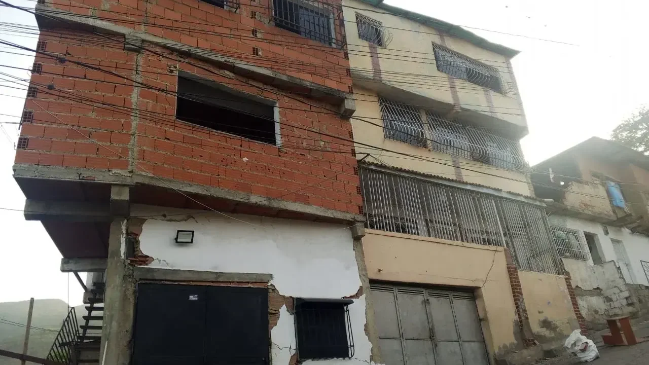 Familias duermen en plaza de la carretera Caracas-La Guaira por riesgo de colapso de sus viviendas