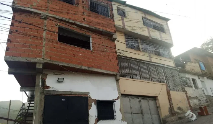 Familias duermen en plaza de la carretera Caracas-La Guaira por riesgo de colapso de sus viviendas