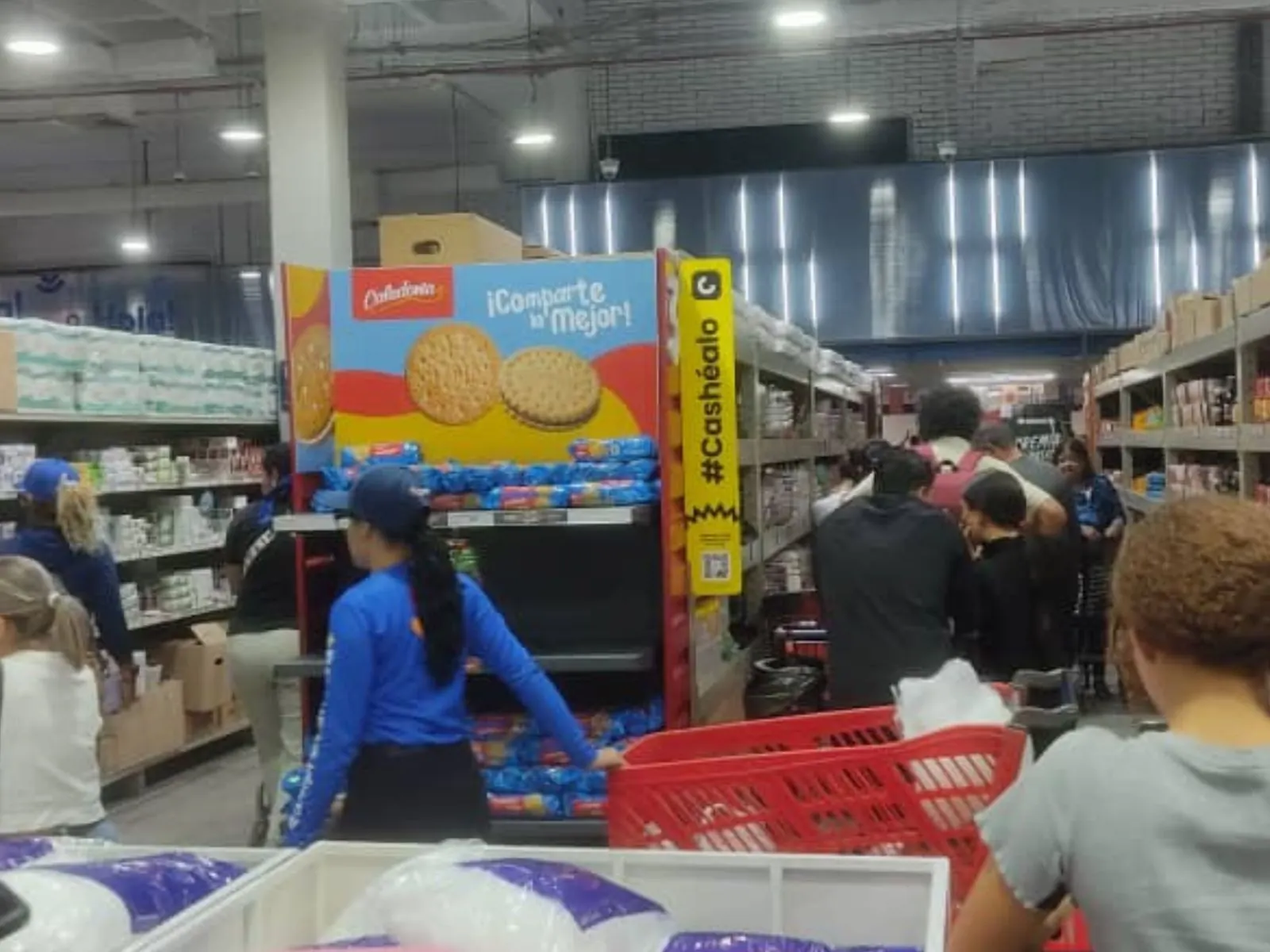 Personas haciendo cola para comprar alimentos en un supermercado en Caracas, Venezuela.