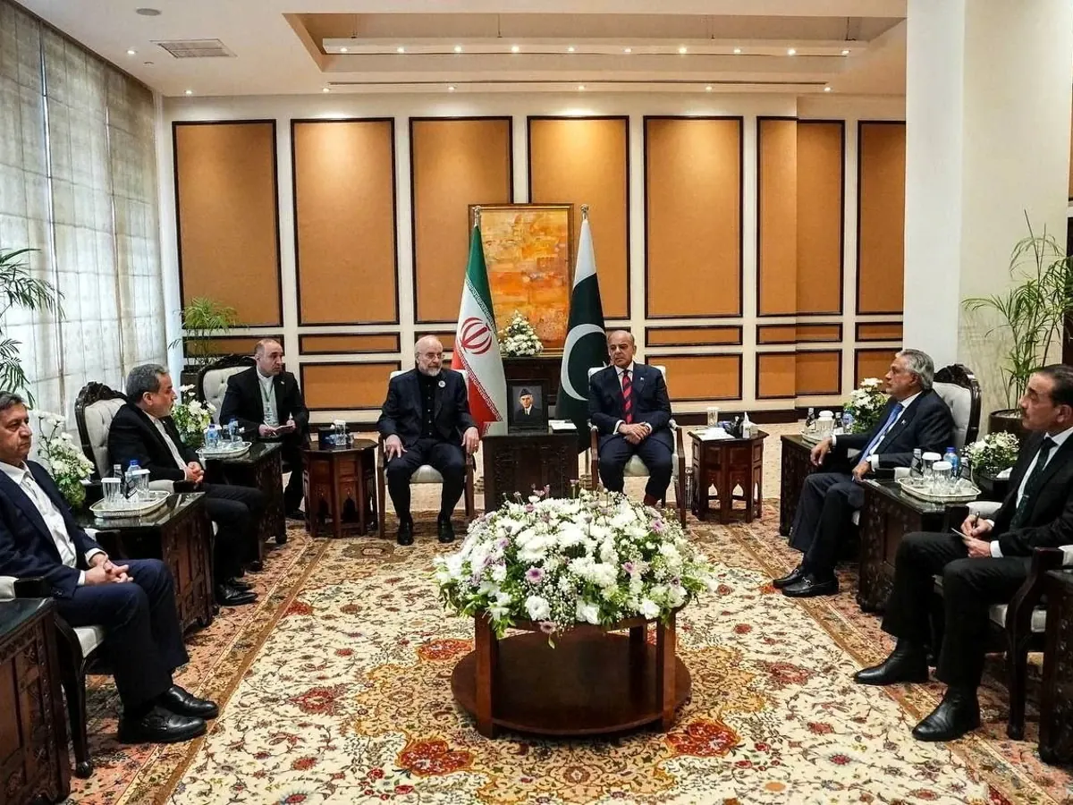 Representación diplomática de Irán y Estados Unidos en una mesa de negociaciones en Suiza.