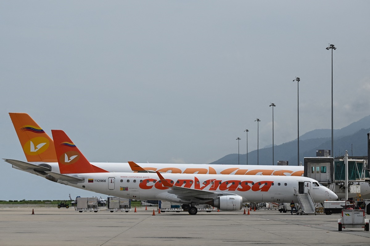 Avión de Conviasa en vuelo, representando la conexión aérea internacional para ciudadanos venezolanos.