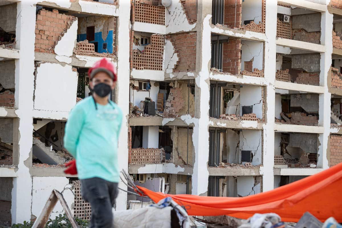 Vista exterior de un edificio institucional o gubernamental en Venezuela, representando la economía del país.