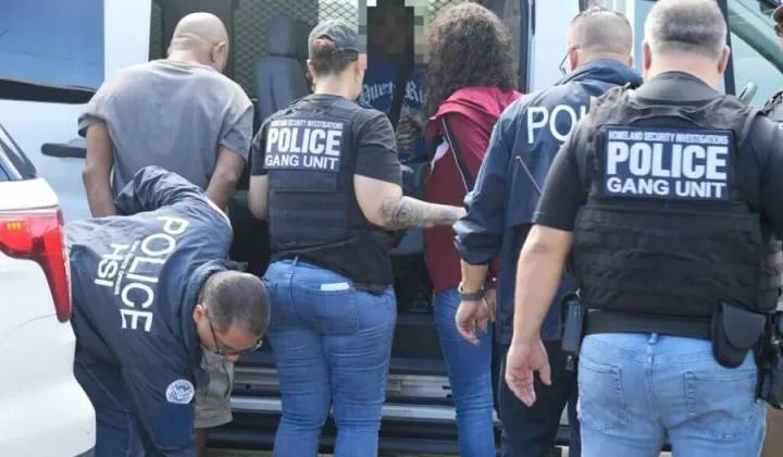 Un Tribunal de Apelaciones estadounidense ha autorizado al gobierno de Donald Trump a reanudar las deportaciones aceleradas en todo el terri