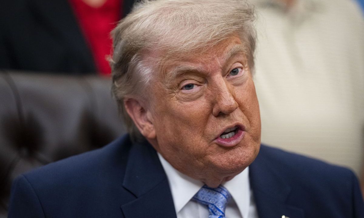 Trump cancela ataques contra Irán y sugiere posible acuerdo; tensiones globales afectan el petróleo