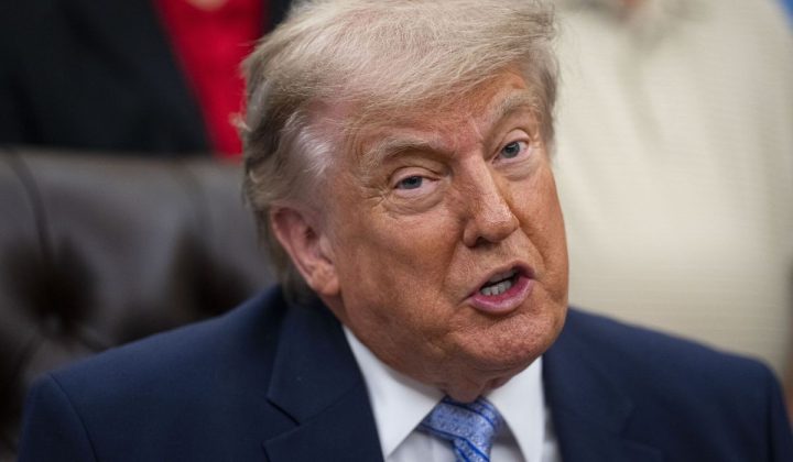 Trump cancela ataques contra Irán y sugiere posible acuerdo; tensiones globales afectan el petróleo