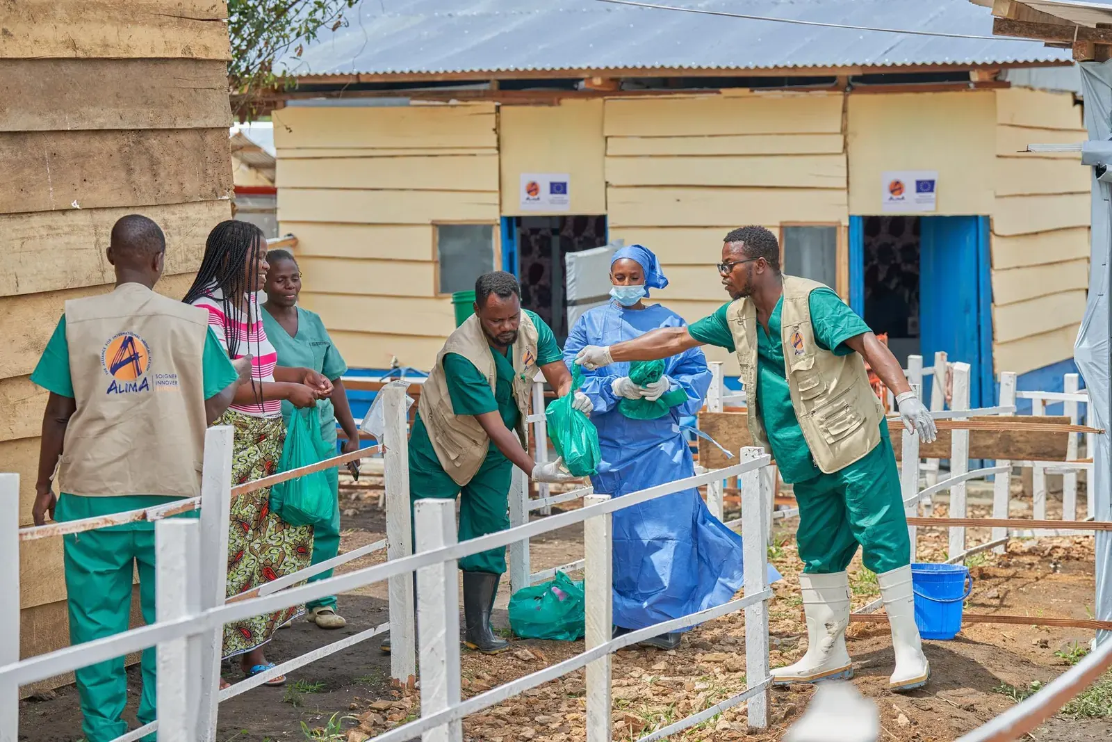 Personal médico atendiendo a un paciente en una unidad de aislamiento por ébola en la República Democrática del Congo.