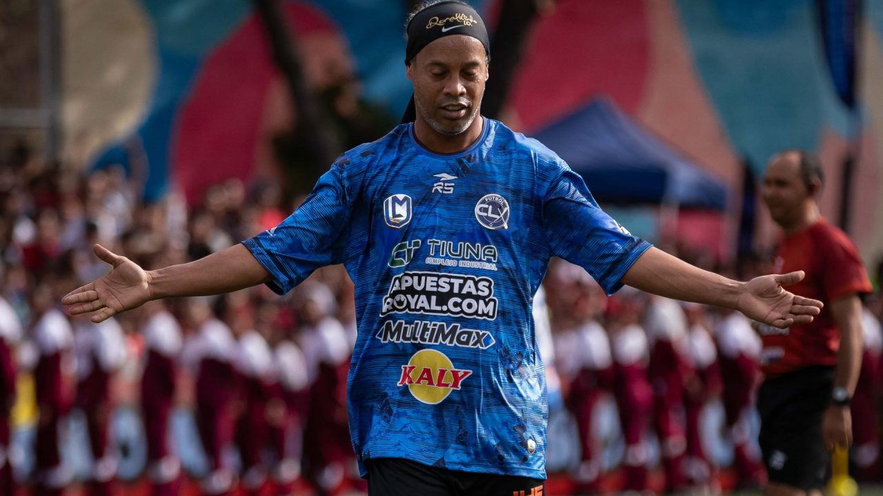 TÍTULO: Ronaldinho deslumbra en Petare durante partido de exhibición de la Liga Monumental