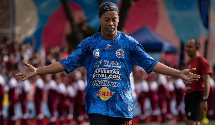 TÍTULO: Ronaldinho deslumbra en Petare durante partido de exhibición de la Liga Monumental
