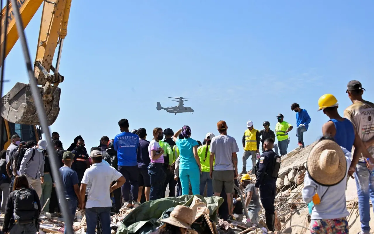 Equipos de rescate internacionales colaboran en la búsqueda de supervivientes entre los escombros tras los terremotos en Venezuela.