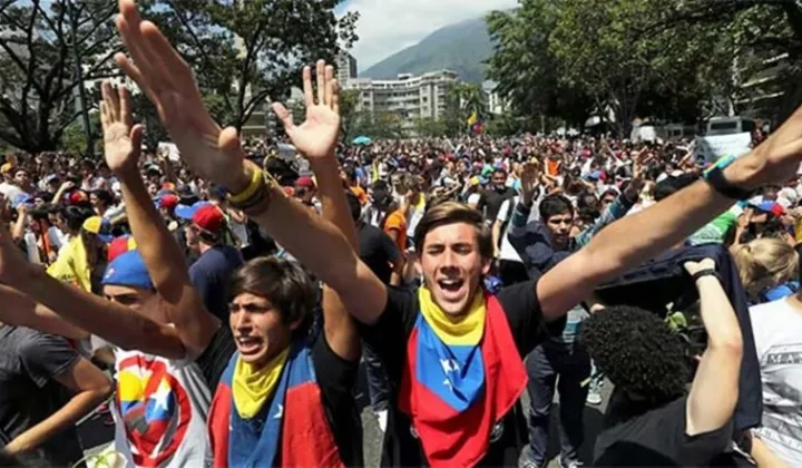Un informe reciente expone las complejas estrategias que los Estados autoritarios, incluyendo Venezuela, emplean para sofocar el activismo d
