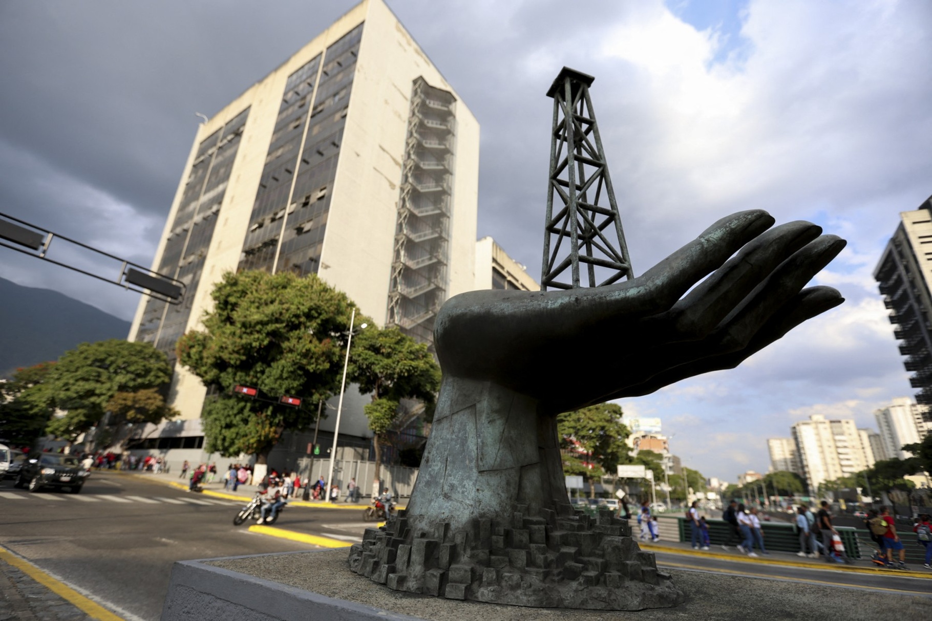 Vista exterior del edificio corporativo principal de Petróleos de Venezuela S.A. (PDVSA) en Caracas.