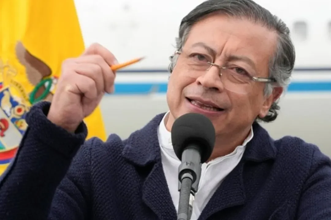 Petro denuncia presiones internacionales para dolarizar Venezuela