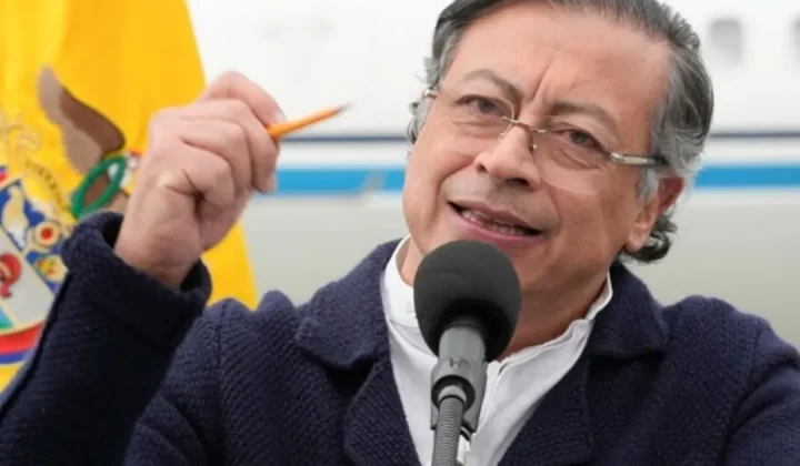 Petro denuncia presiones internacionales para dolarizar Venezuela