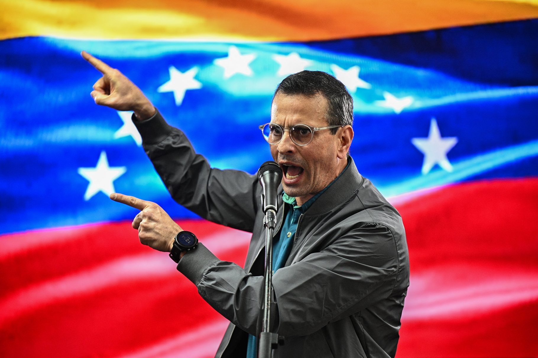 Retrato del diputado venezolano Henrique Capriles Radonski, discutiendo medidas económicas.